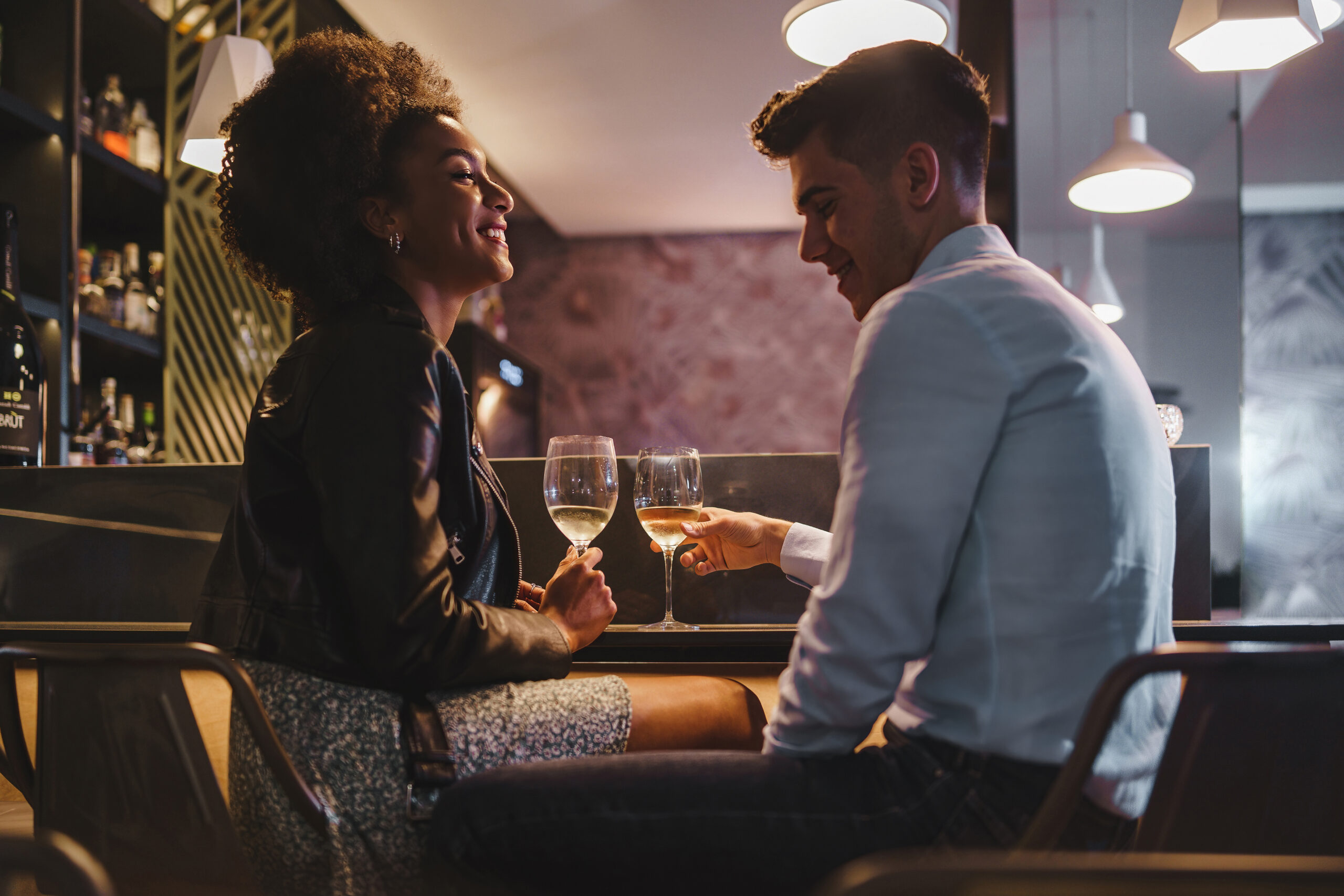 man and woman on a date in a bar. woman overcoming single mum dating problems